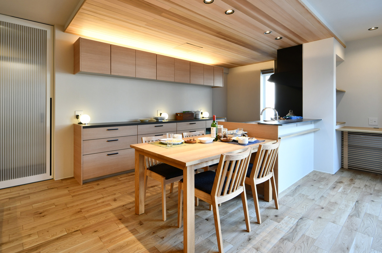 涼温な家 木質感あふれるダイニングキッチン