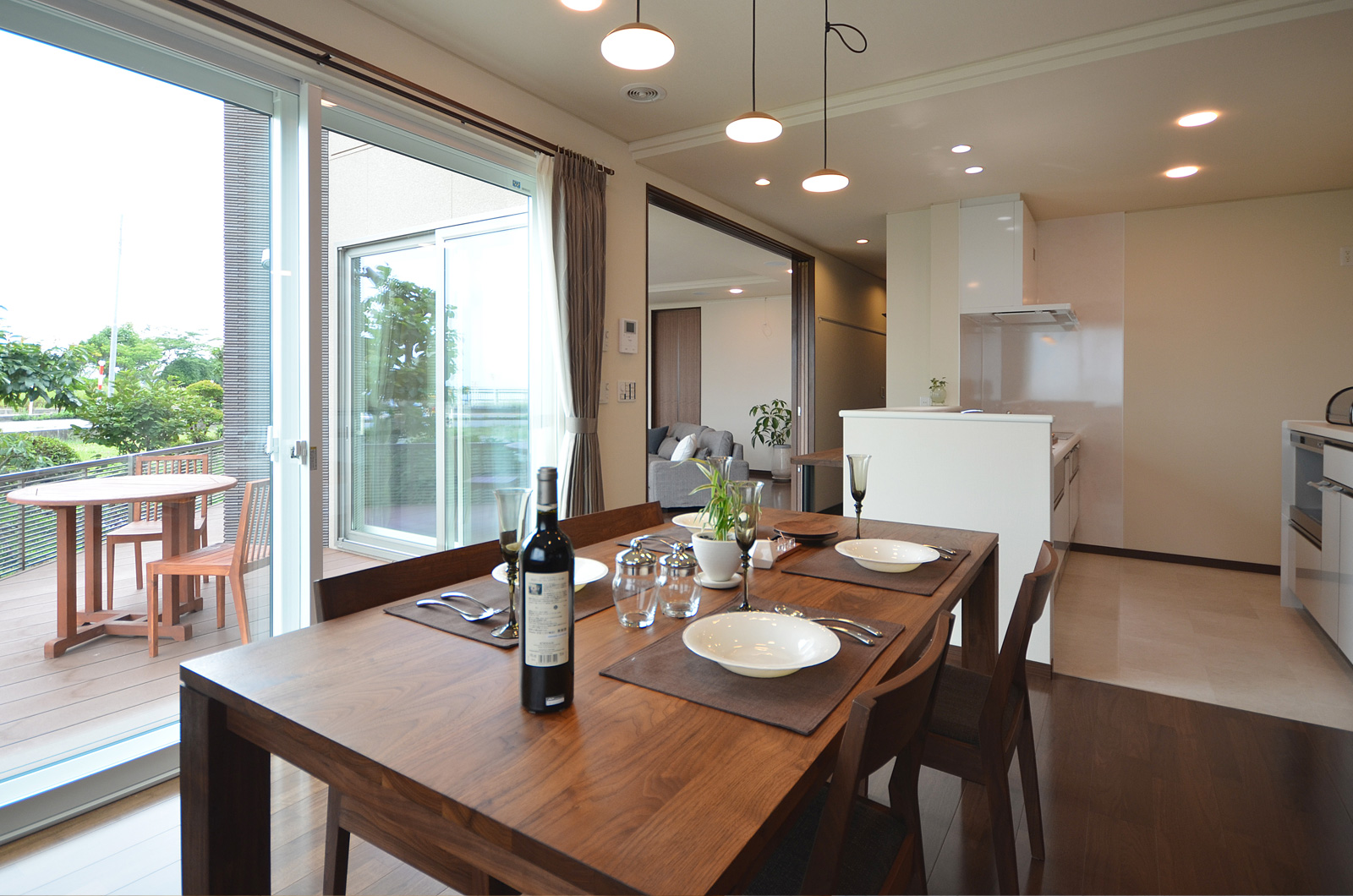 涼温な家 リゾート感あふれるダイニングキッチン