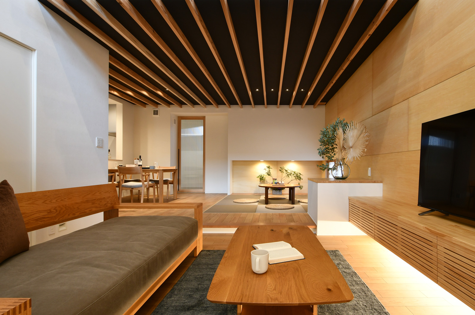 涼温な家 木質感あふれるLDK