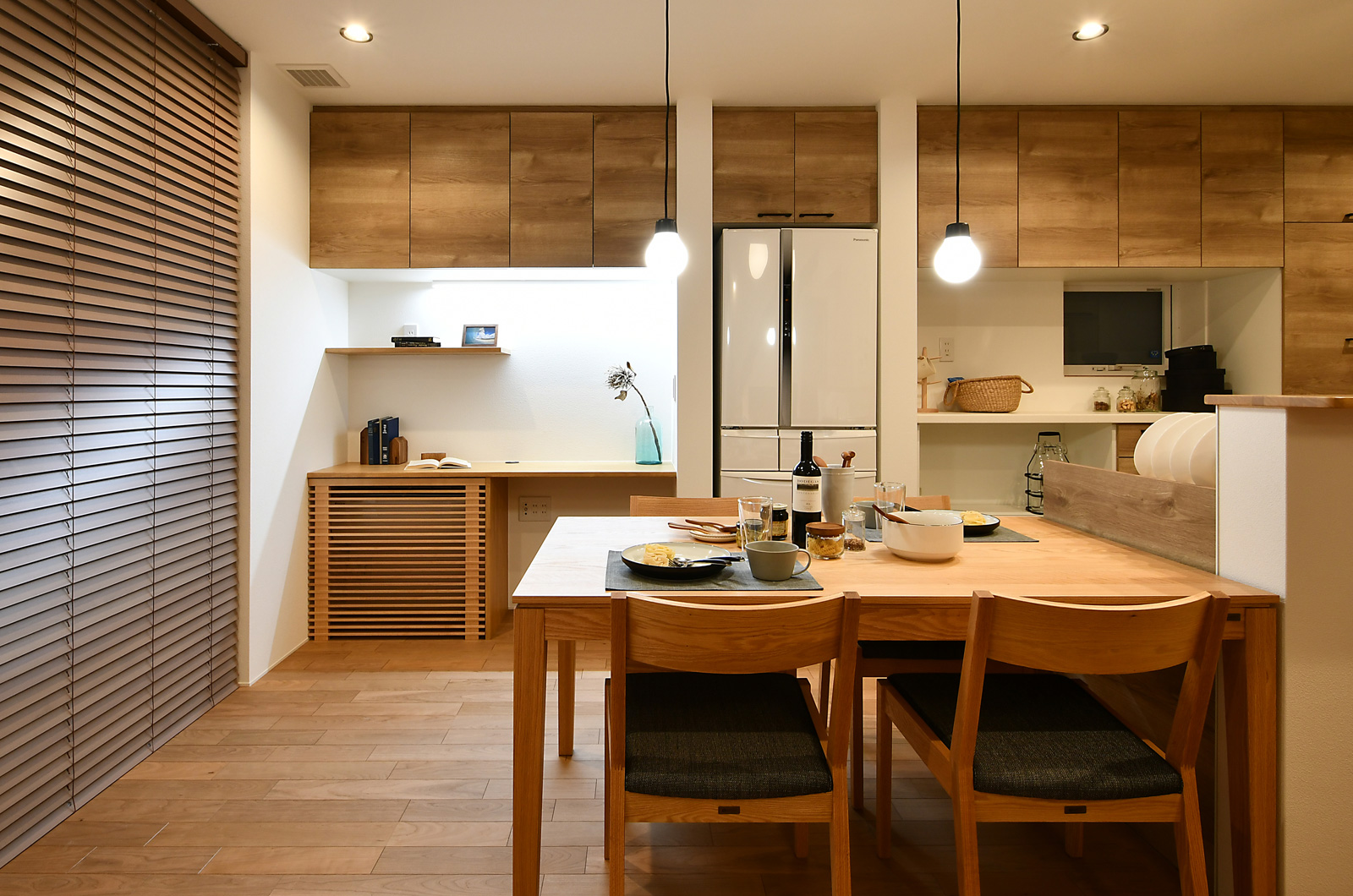 涼温な家 木質感あふれるダイニング