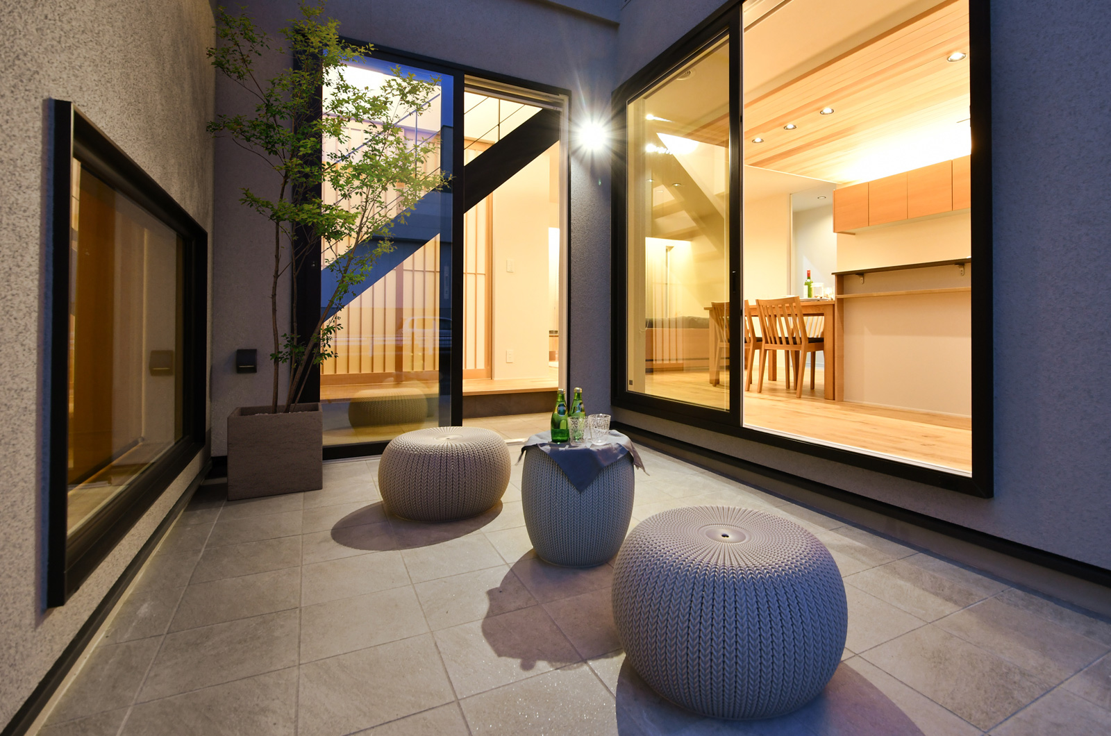 涼温な家 LDKとつながるプライベートテラス