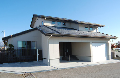 魚津市 H様邸 庭をL型に望む家